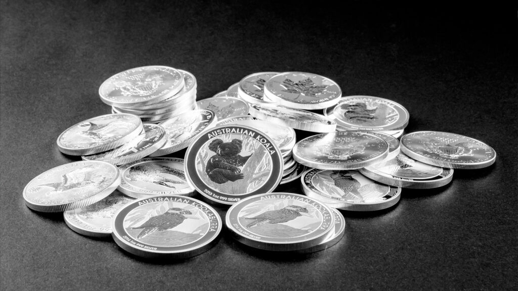 Trading con plata. Un pequeño montón de monedas de plata. 